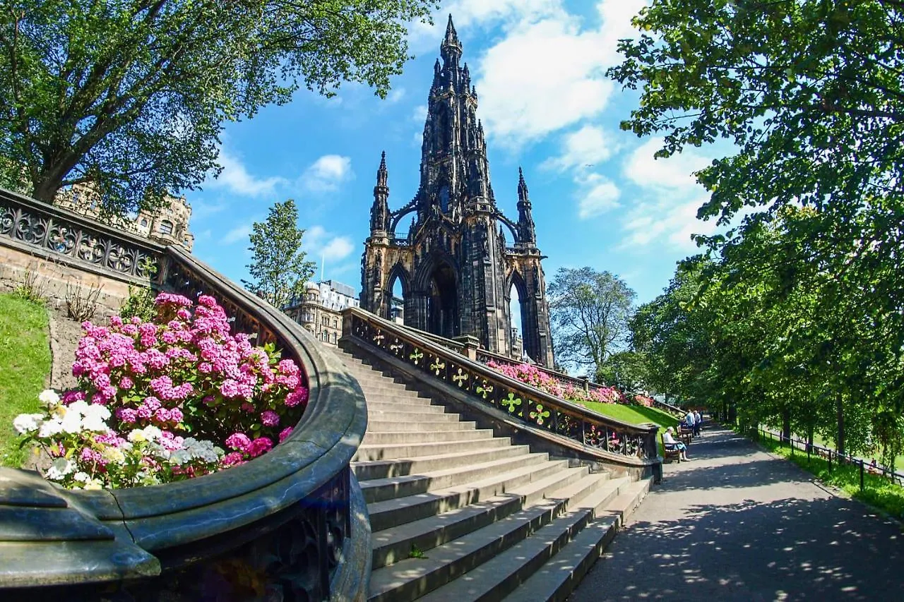 Cosy City Centre First Floor Family Room Edinburgh 0*,